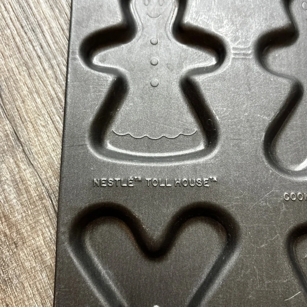 Nestle Toll House Gingerbread Man and Girl Cookie Kids Baking Pan 4 Cavity Gray